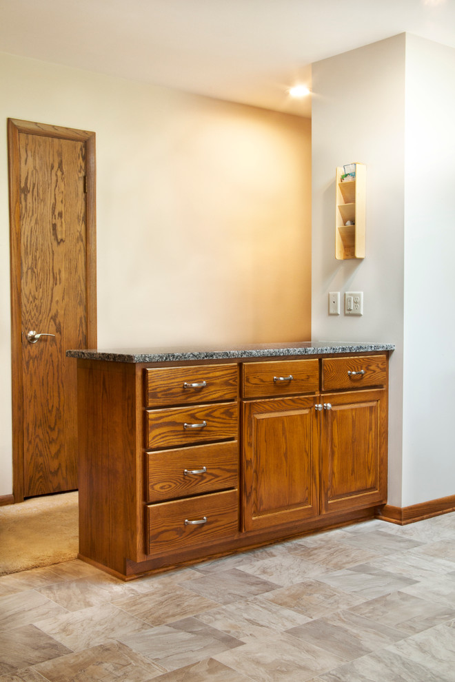 Transitional kitchen photo in Milwaukee
