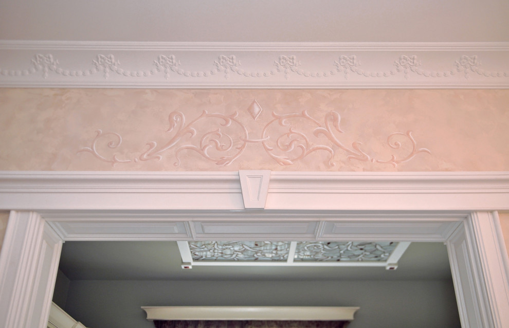 Роспись над порталом в гостиной