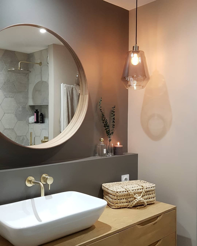 Exemple d'une petite salle de bain principale tendance avec des portes de placard beiges, un carrelage gris, des carreaux de céramique, un mur beige, un sol en carrelage de céramique, une vasque, un plan de toilette en bois et meuble simple vasque.