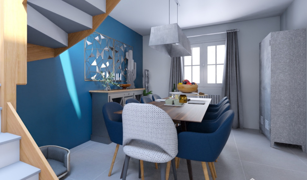 Стильный дизайн: большая гостиная-столовая в стиле ретро с синими стенами, полом из керамической плитки, стандартным камином, фасадом камина из бетона, серым полом и обоями на стенах - последний тренд