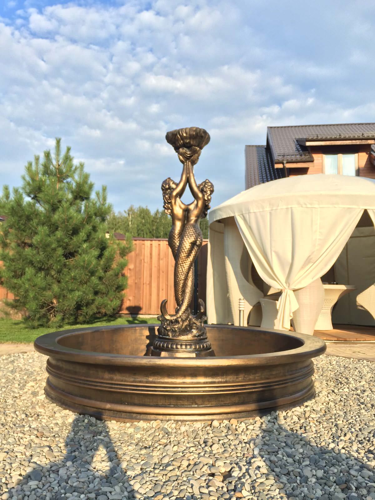 Садовый фонтан из бетона в античной бронзе