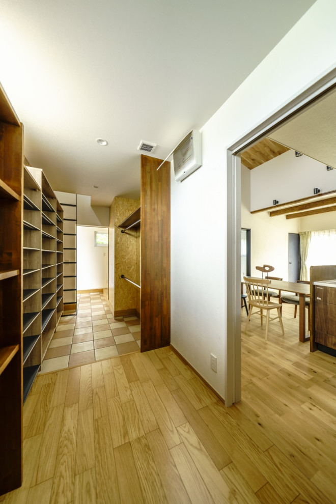Mittelgroße Moderne Haustür mit weißer Wandfarbe, Keramikboden, Einzeltür, brauner Haustür, orangem Boden, Tapetendecke und Tapetenwänden in Sonstige