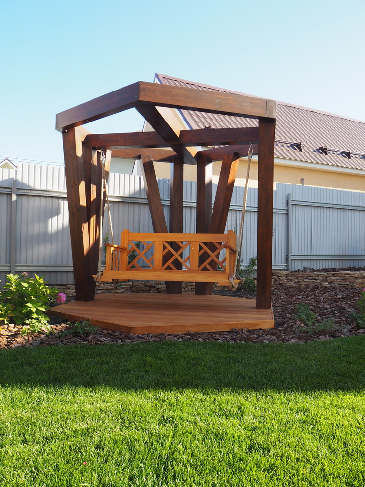 Натуральное дерево в саду