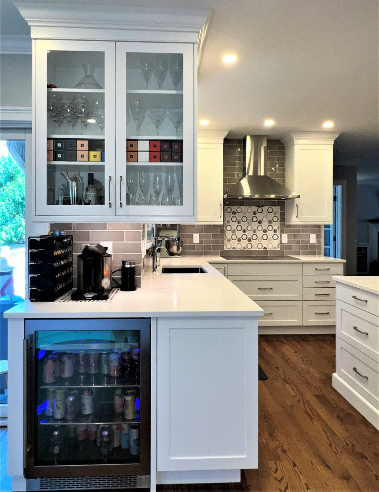 Imagen de cocina tradicional renovada con fregadero bajoencimera, armarios estilo shaker, puertas de armario blancas y electrodomésticos de acero inoxidable