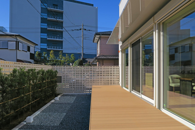 テラス moderno-terraza-y-balcon