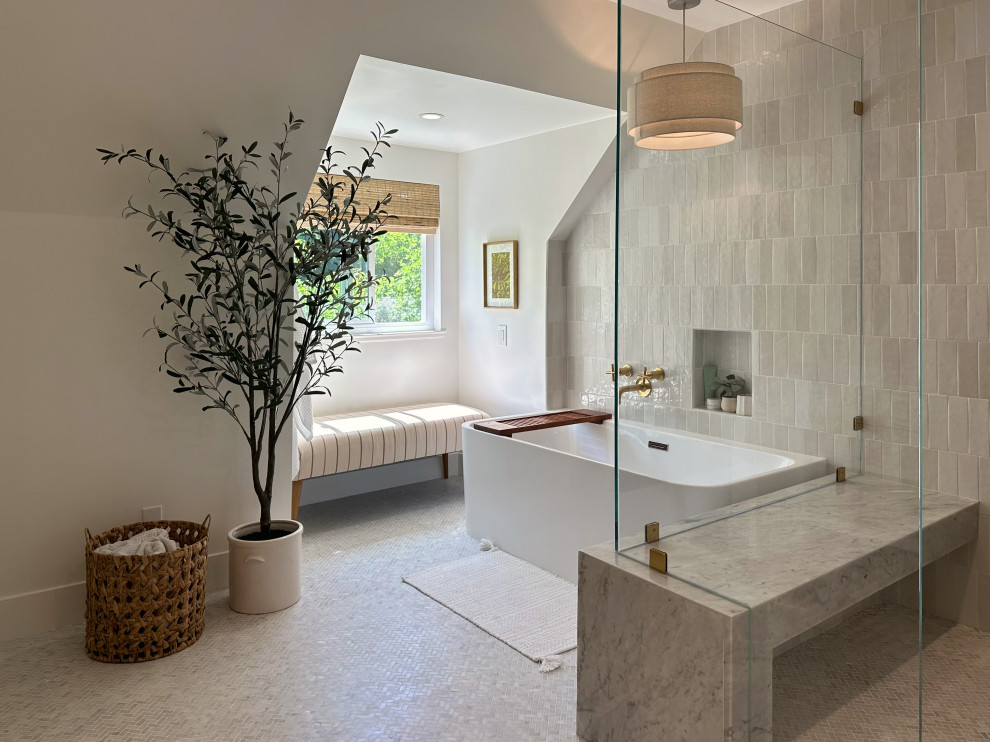 Exempel på ett stort modernt en-suite badrum, med en jacuzzi, en dusch i en alkov, beige kakel, keramikplattor, beige väggar, mosaikgolv, beiget golv och dusch med gångjärnsdörr