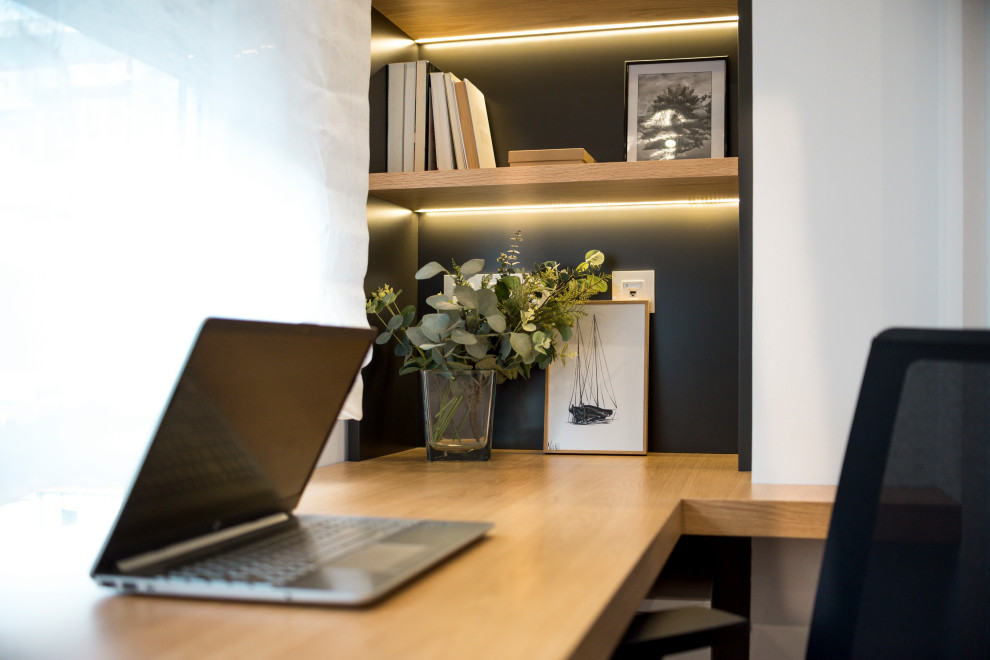 Foto på ett litet medelhavsstil hemmastudio, med vita väggar, mörkt trägolv, ett inbyggt skrivbord och brunt golv