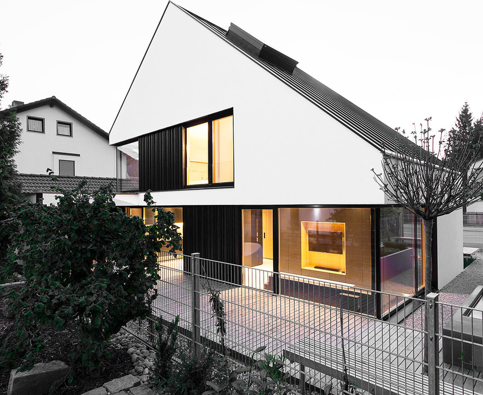 This is an example of a contemporary exterior in Munich.