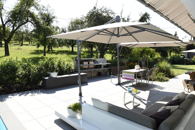 Moderner Garten mit Pool trendy