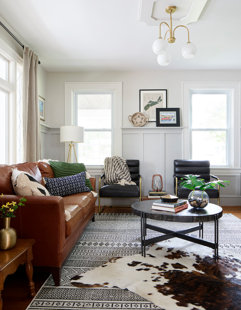 Großes Klassisches Wohnzimmer mit weißer Wandfarbe, hellem Holzboden und braunem Boden in Sonstige