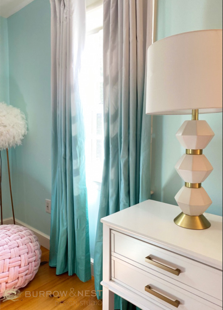 Mittelgroßes Landhausstil Schlafzimmer mit blauer Wandfarbe, braunem Holzboden, braunem Boden, Deckengestaltungen und Wandgestaltungen in Providence