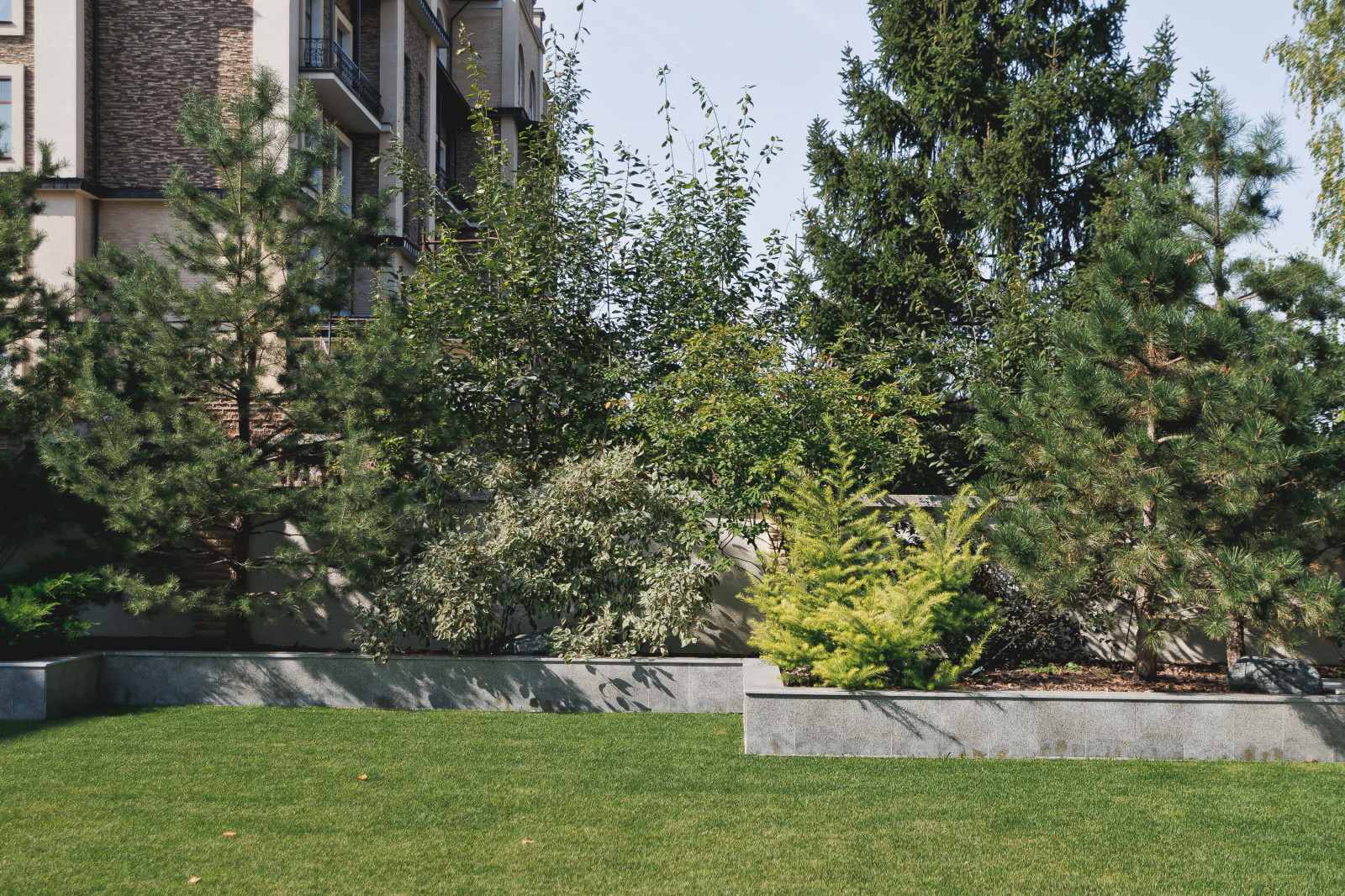 Маленький сад перед таунхаусом