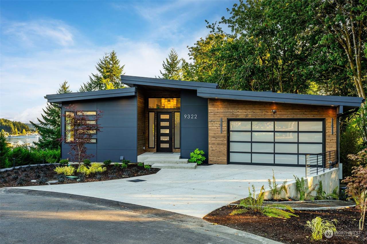 This contemporary custom home was designed to emphasize clean architectural lines, expansive natural light, and a strong connection between the indoor and outdoor living spaces. Large floor-to-ceiling