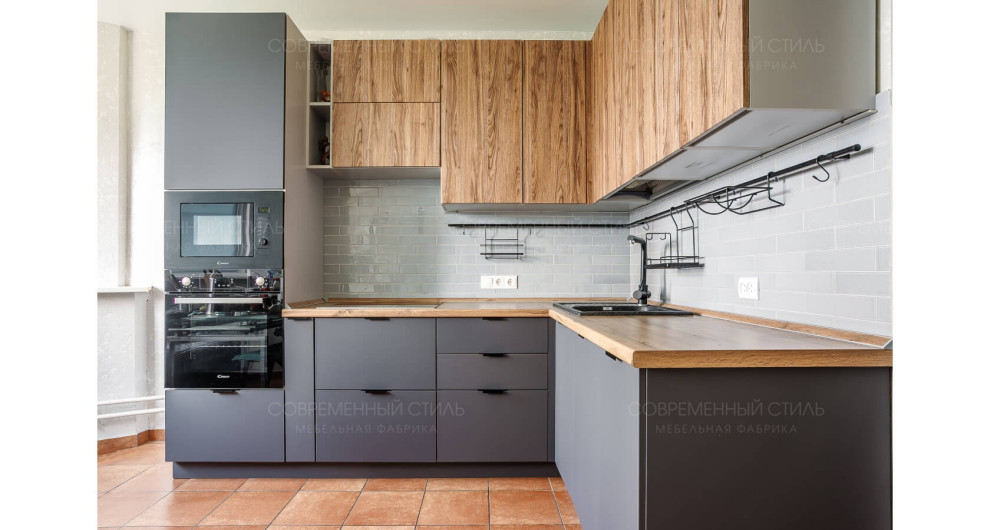Photo of a mid-sized industrial l-shaped separate kitchen in Moscow with flat-panel cabinets, grey cabinets and no island.