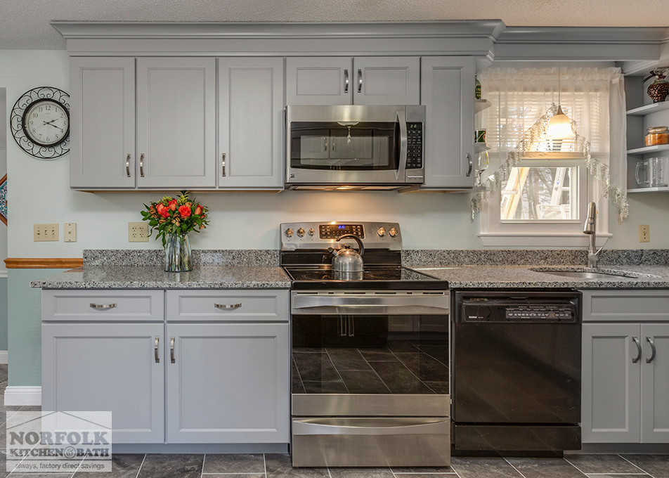 Mid-sized transitional u-shaped home design photo in Boston with an undermount sink, shaker cabinets, gray cabinets, granite countertops, stainless steel appliances and no island
