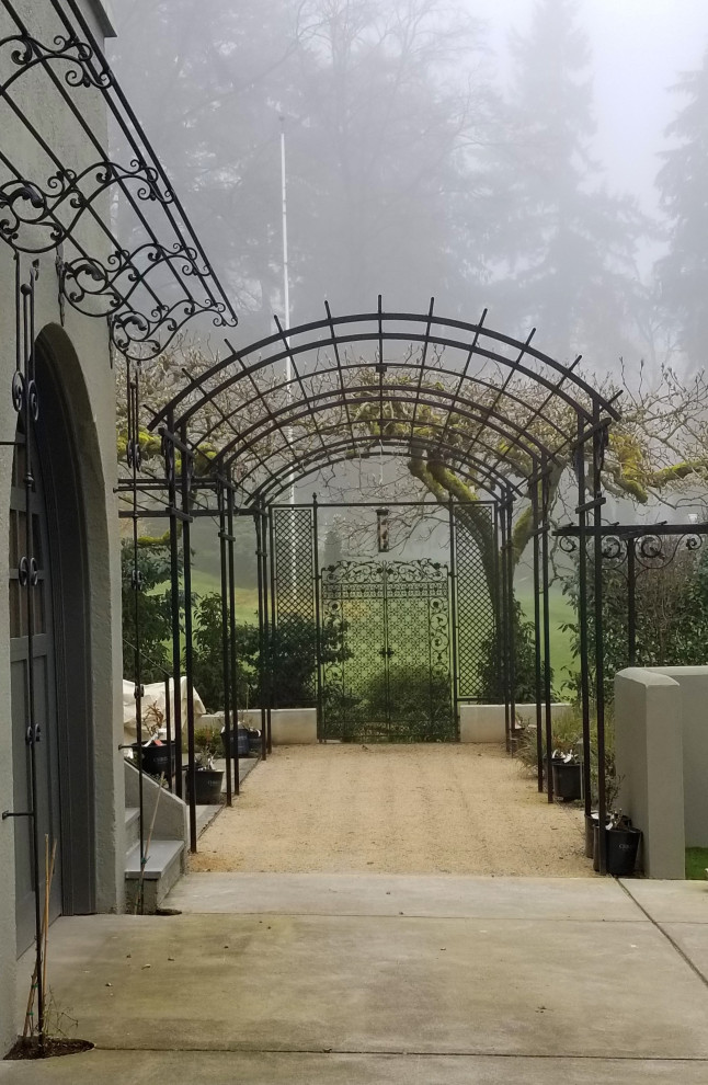 Exemple d'un jardin arrière méditerranéen l'été avec une exposition ensoleillée et un gravier de granite.