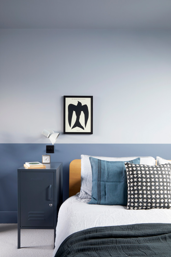 ウィルトシャーにある北欧スタイルのおしゃれなロフト寝室 (青い壁、カーペット敷き、グレーの床) のレイアウト