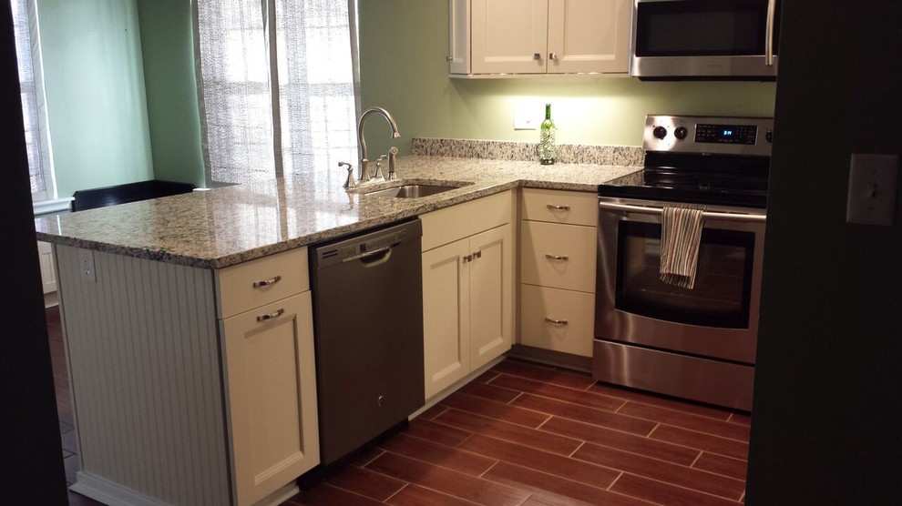Transitional kitchen photo in Richmond