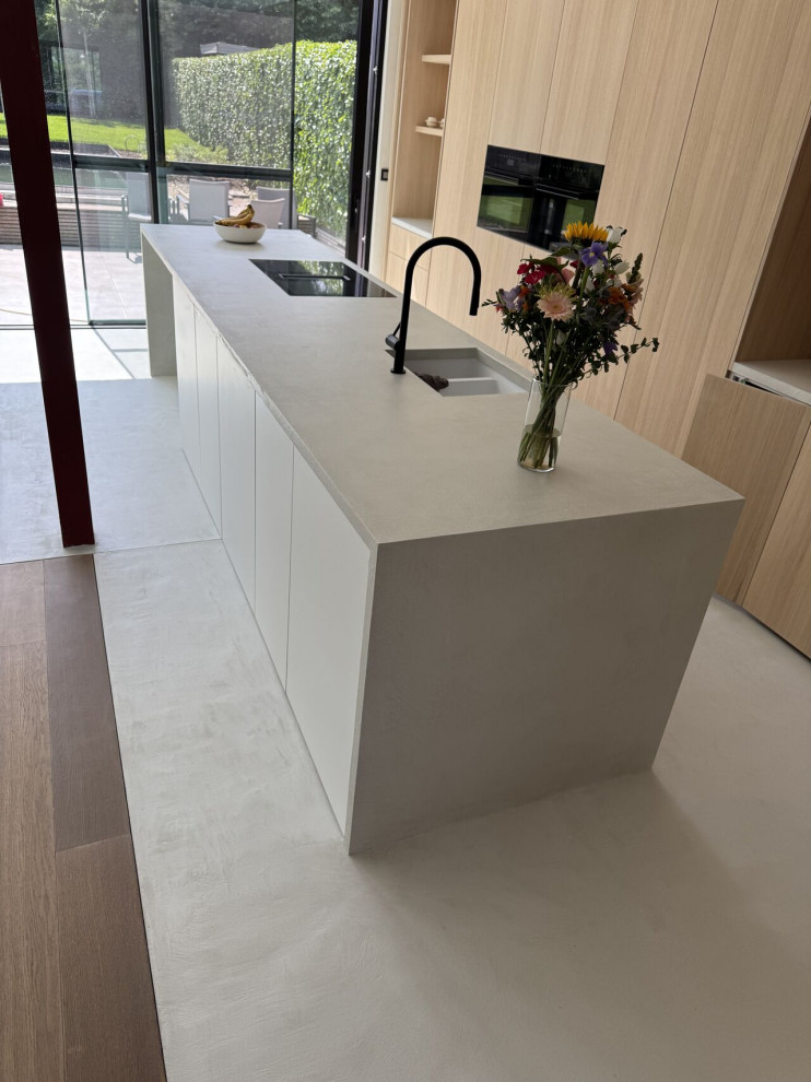 Экостиль в деталях: столешница, пол и полки с эффектом микроцемента