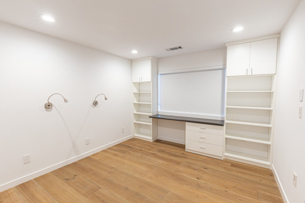 Источник вдохновения для домашнего уюта: кабинет в современном стиле с белыми стенами, деревянным полом, встроенным рабочим столом и оранжевым полом