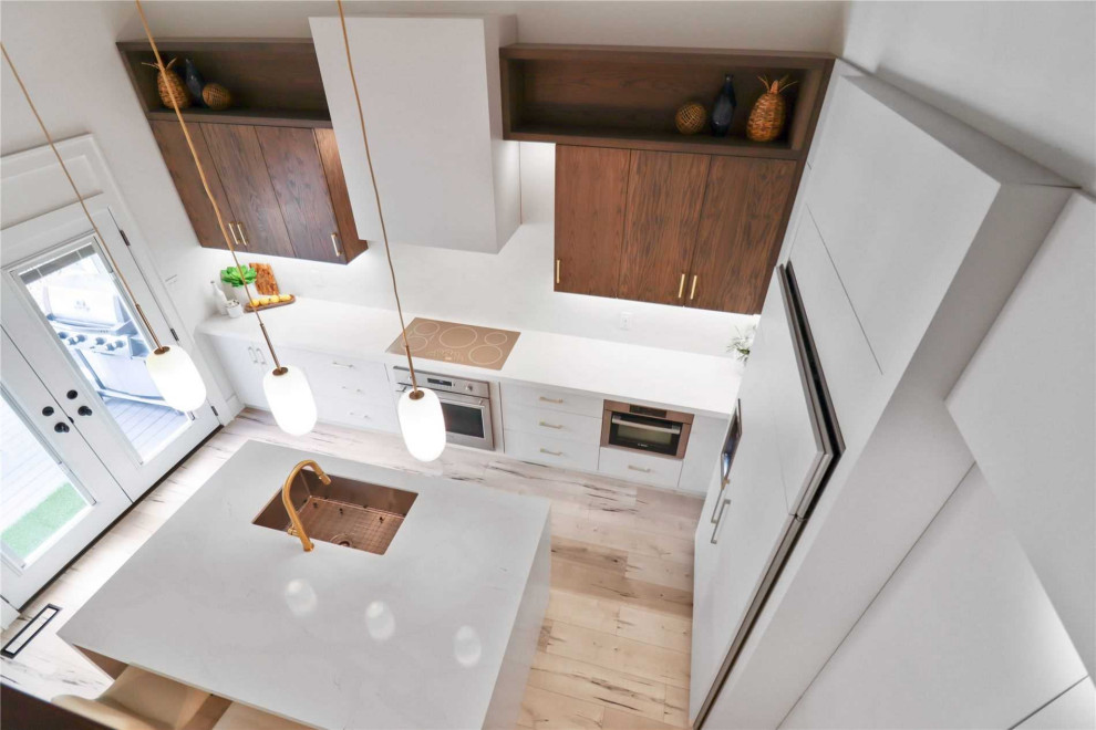 Idéer för att renovera ett stort funkis vit vitt kök, med en undermonterad diskho, släta luckor, vita skåp, bänkskiva i koppar, vitt stänkskydd, stänkskydd i sten, rostfria vitvaror, ljust trägolv, en köksö och brunt golv