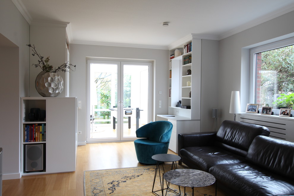 Mittelgroßes Modernes Wohnzimmer mit verstecktem TV in Düsseldorf