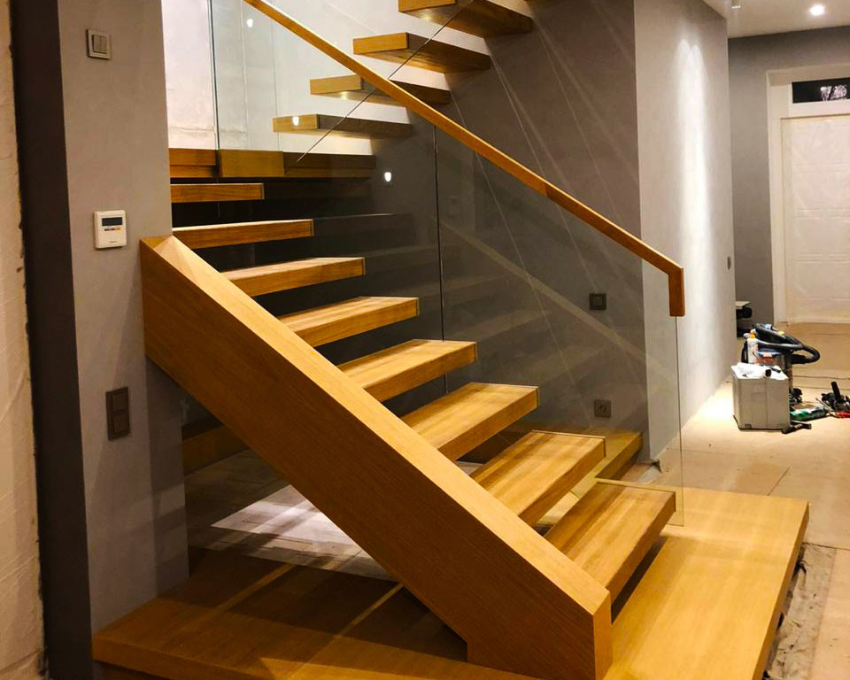 Лестница консольная и перила из стекла