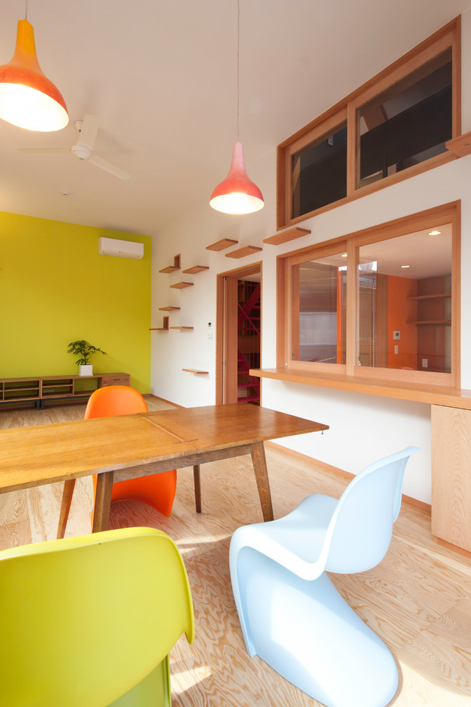 This is an example of a contemporary dining room in Tokyo.