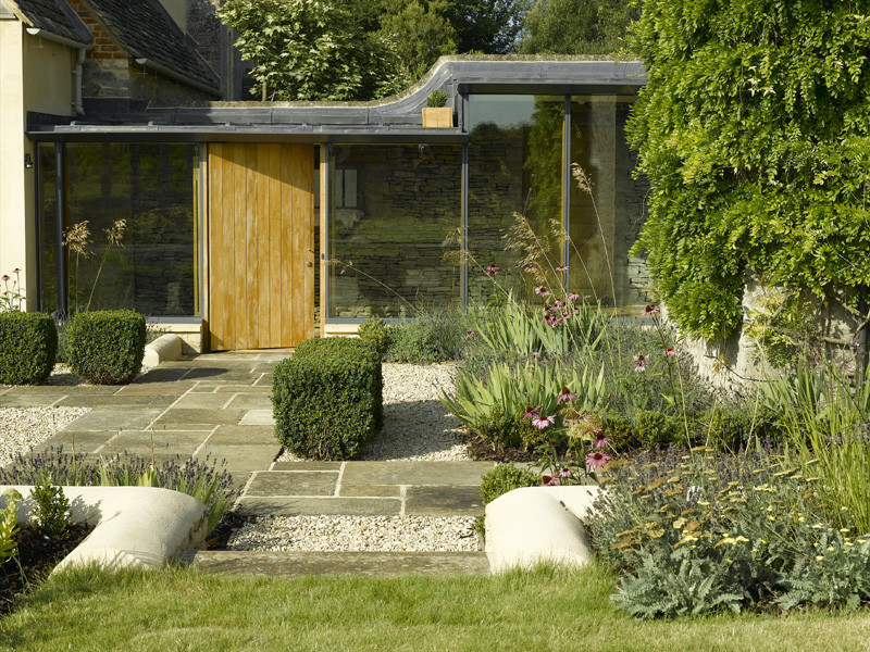 This is an example of a small eclectic garden in Oxfordshire.