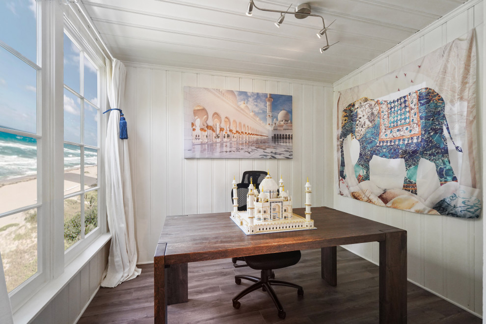 Foto på ett mellanstort medelhavsstil arbetsrum, med vita väggar, mellanmörkt trägolv, ett fristående skrivbord och flerfärgat golv