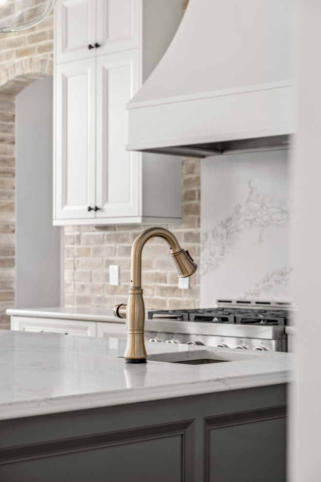 Kitchen - transitional kitchen idea in Calgary