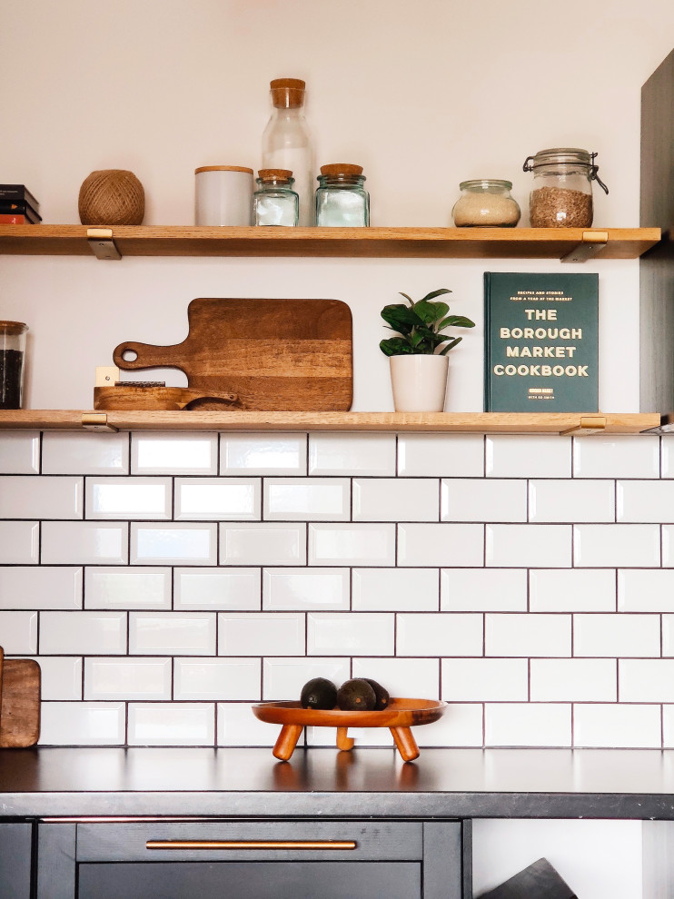 Foto di una cucina ad ambiente unico minimalista di medie dimensioni con ante nere, paraspruzzi con piastrelle diamantate e top nero