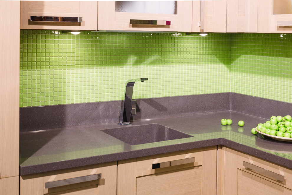 Столешница с мойкой для кухни.