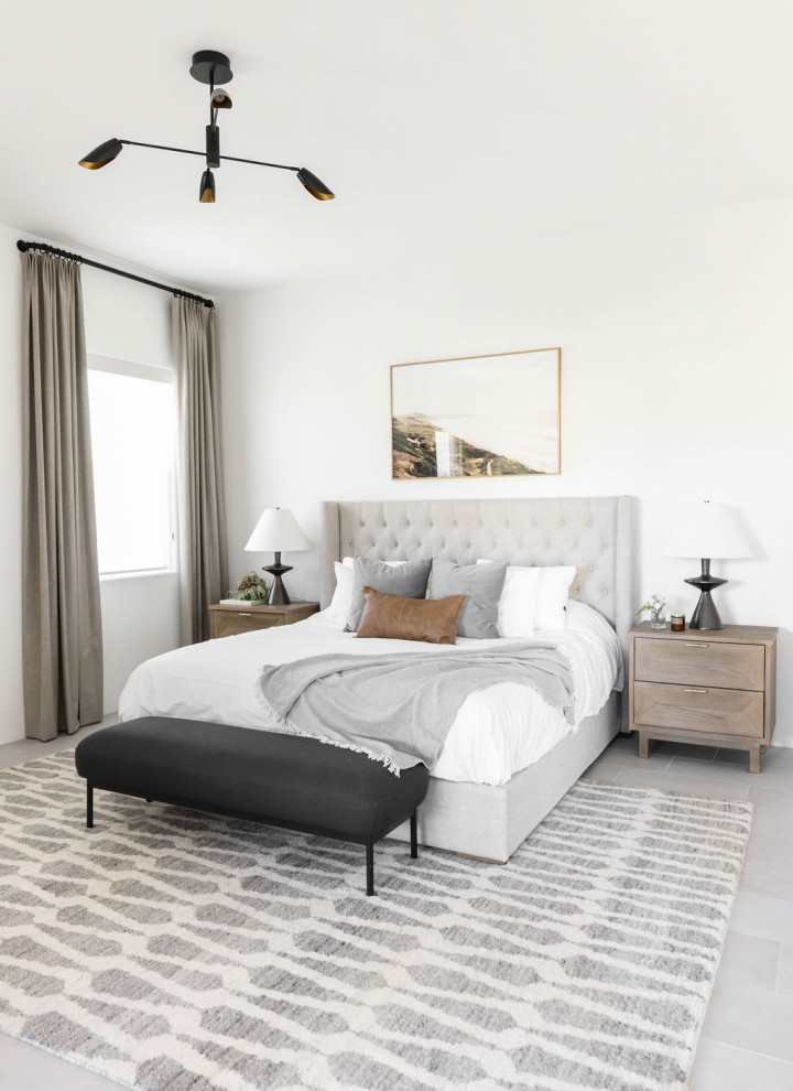 Идея дизайна: хозяйская спальня в стиле модернизм с белыми стенами, полом из керамогранита и серым полом