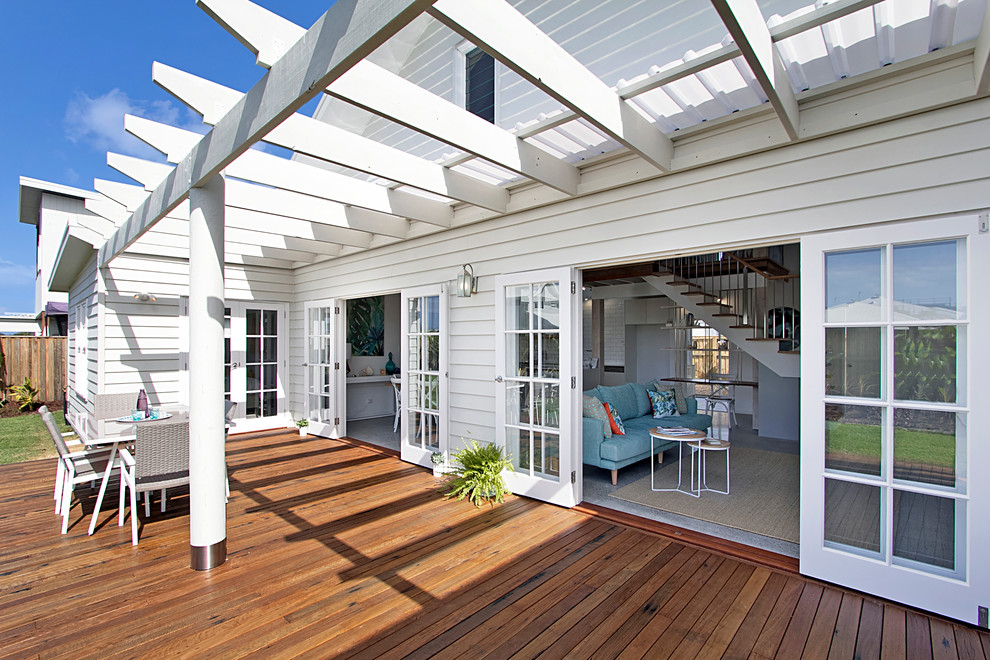 Contemporary side yard deck in Gold Coast - Tweed with a pergola.