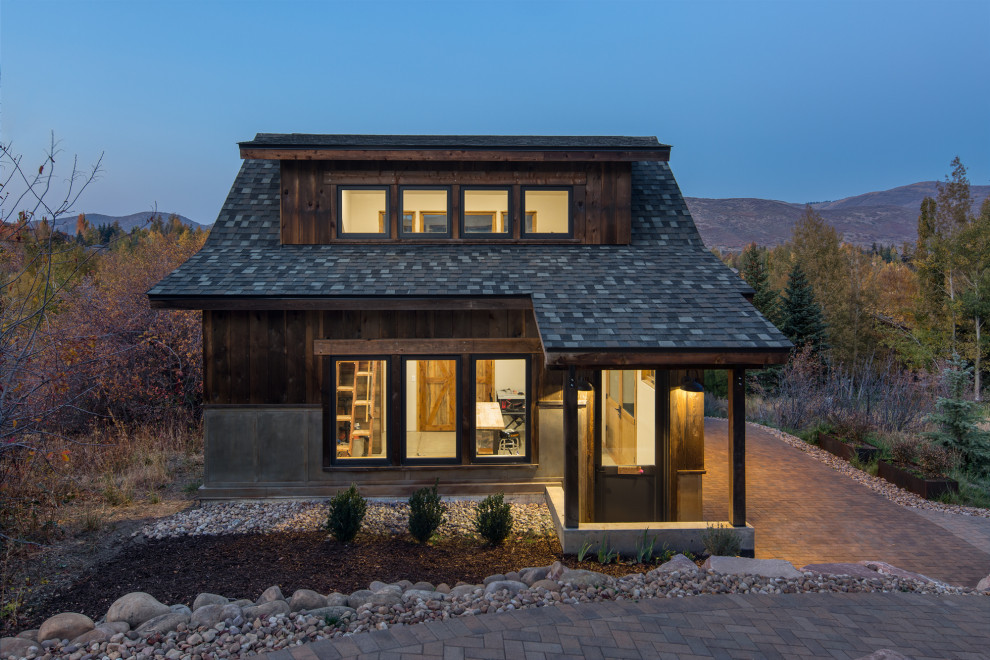 Réalisation d'une petite façade de Tiny House craftsman en bois à un étage avec un toit à deux pans et un toit en shingle.