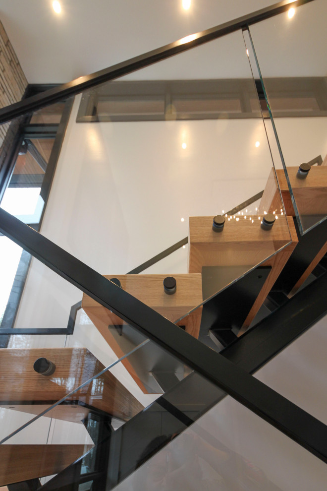 Foto de escalera suspendida moderna grande con escalones de madera