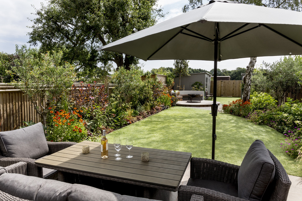 Photo of a mid-sized contemporary backyard full sun garden in London.