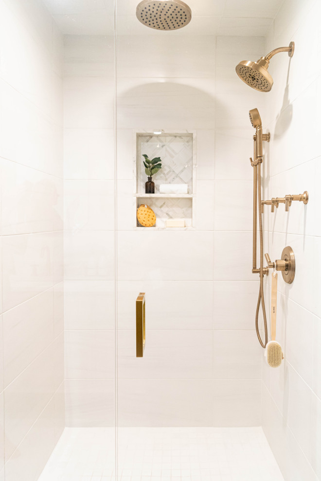 Idéer för ett mellanstort klassiskt vit en-suite badrum, med släta luckor, bruna skåp, en dusch i en alkov, en toalettstol med hel cisternkåpa, marmorkakel, marmorgolv, ett undermonterad handfat, marmorbänkskiva, vitt golv och dusch med gångjärnsdörr