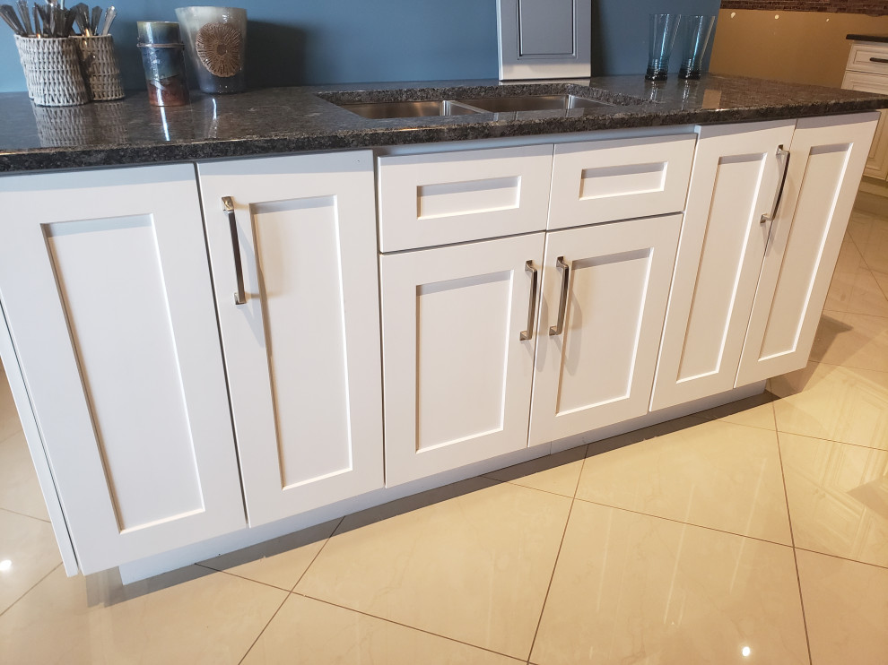 Transitional kitchen photo in Chicago