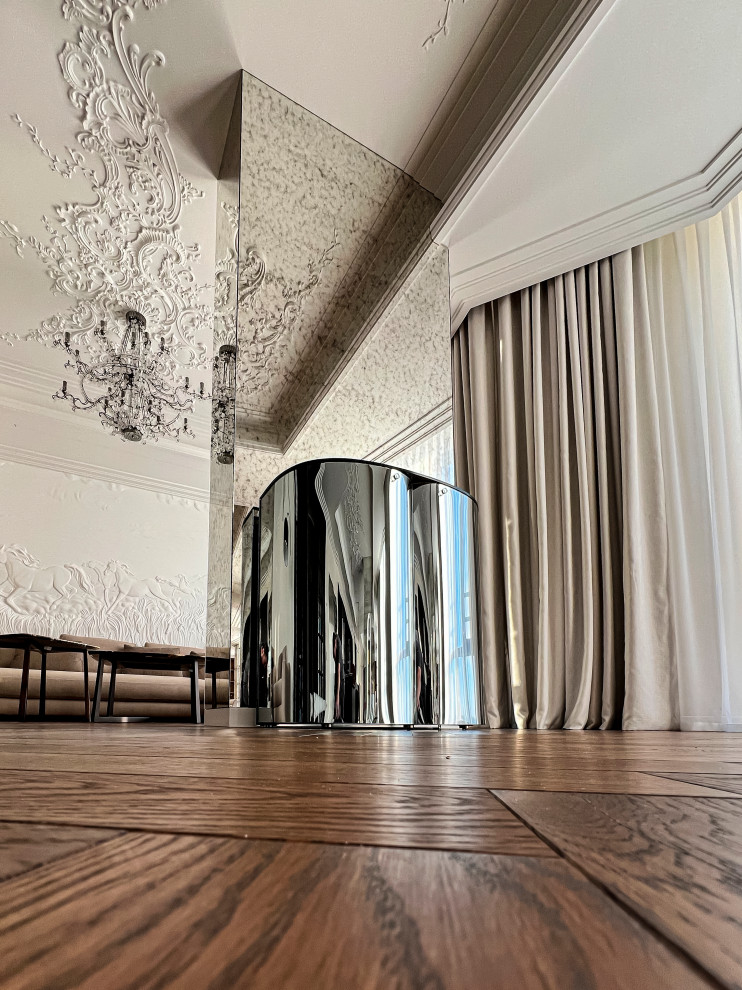 Зеркальные колонны из состаренного зеркала в шикарной гостиной