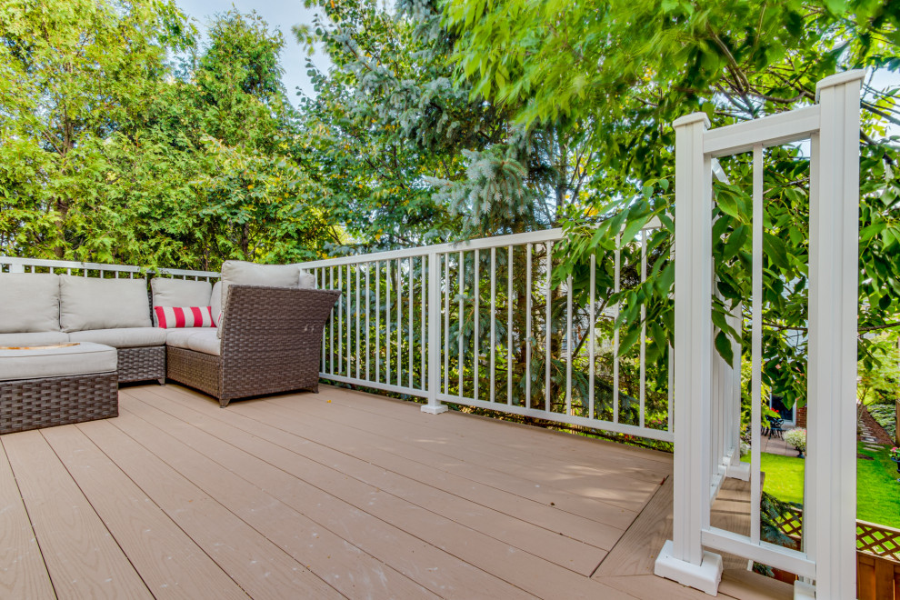 Transitional deck photo in Toronto