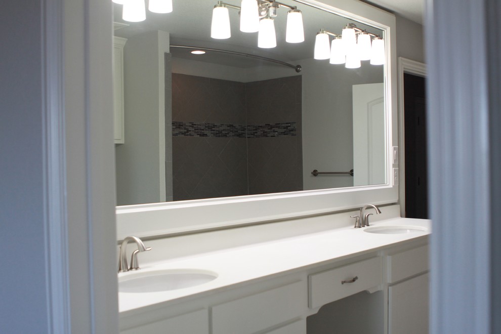 Example of a transitional home design design in Dallas