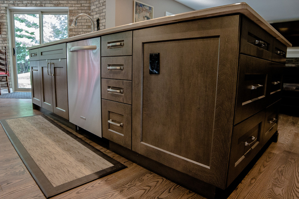 Kitchen - transitional kitchen idea in Toronto