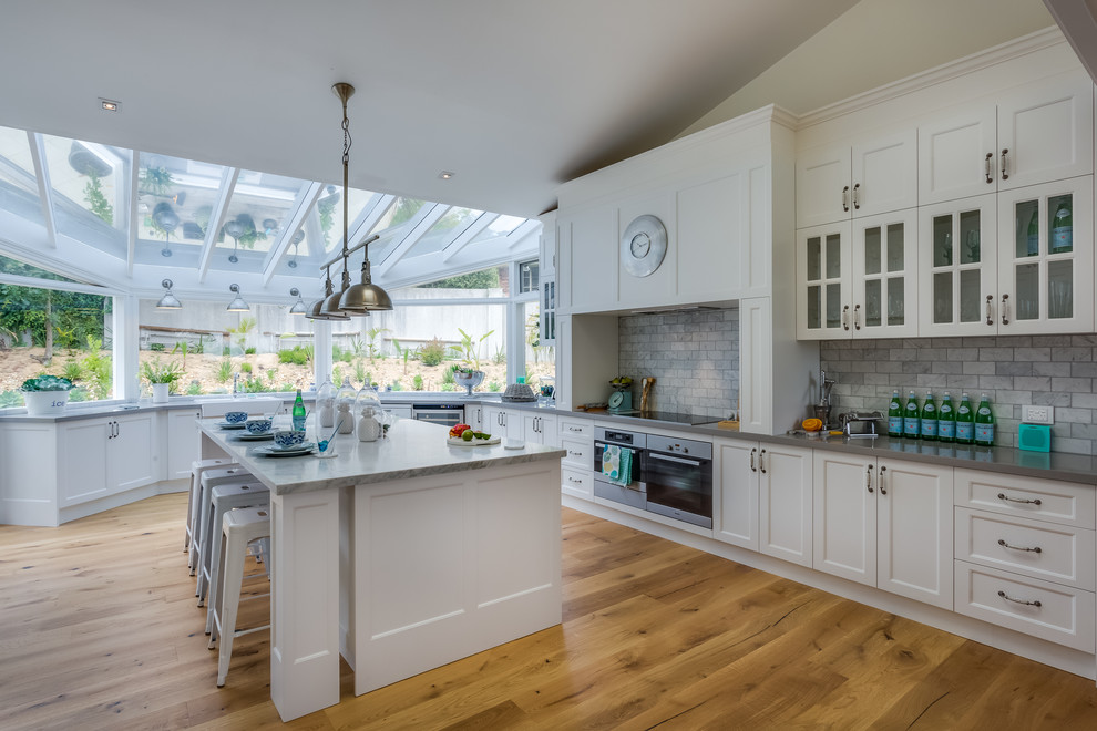 Design ideas for a shabby-chic style kitchen in Melbourne.