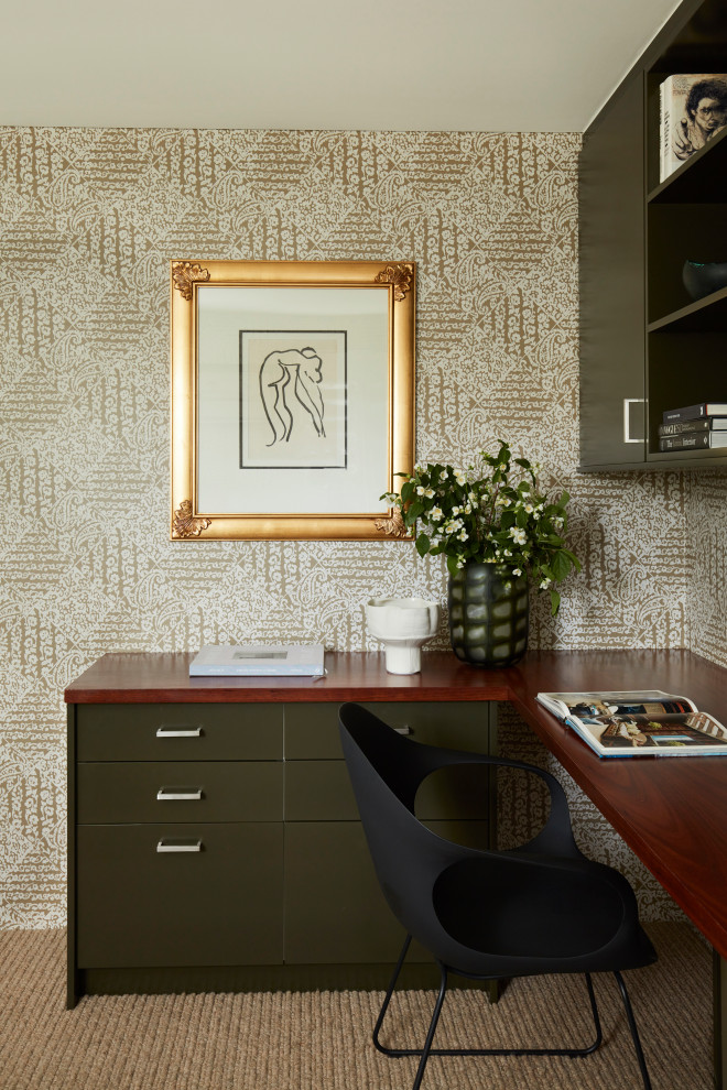Mittelgroßes Arbeitszimmer ohne Kamin mit Arbeitsplatz, beiger Wandfarbe, Teppichboden, Einbau-Schreibtisch, braunem Boden und Tapetenwänden in Sydney