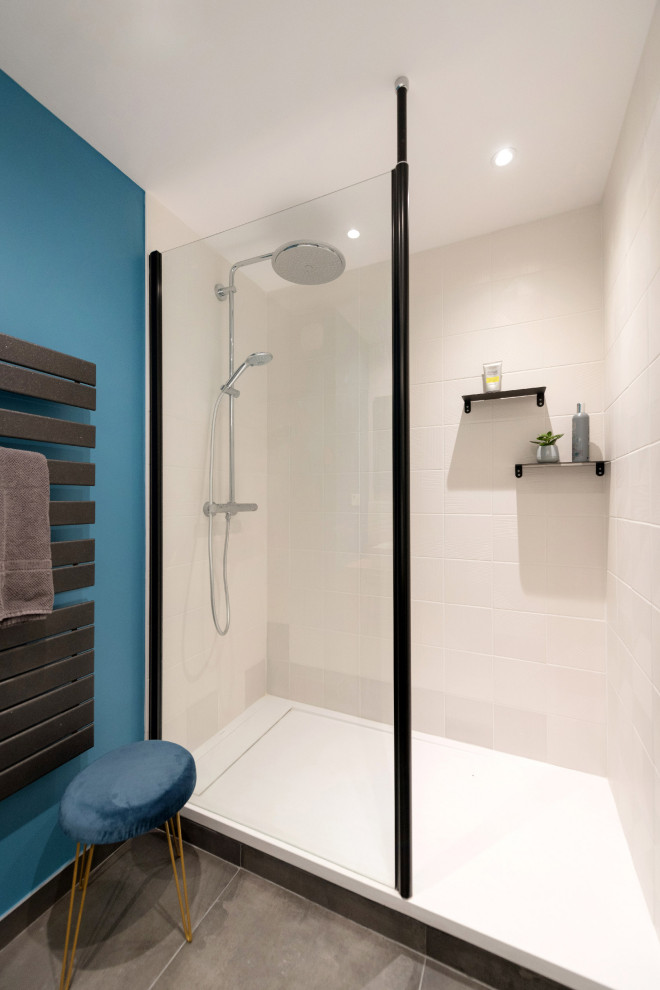 Bild på ett mellanstort funkis en-suite badrum, med skåp i ljust trä, en kantlös dusch, vit kakel, keramikplattor, klinkergolv i keramik, ett nedsänkt handfat, laminatbänkskiva, grått golv och med dusch som är öppen