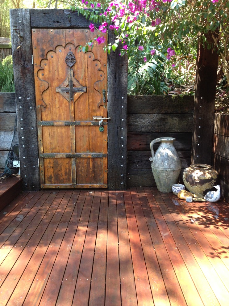 Inspiration for a traditional courtyard deck in Melbourne.