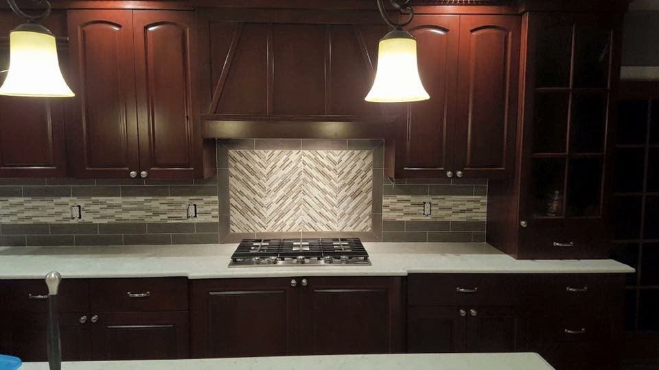 Inspiration for a mid-sized timeless u-shaped eat-in kitchen remodel in Newark with a drop-in sink, shaker cabinets, gray backsplash, stainless steel appliances and an island
