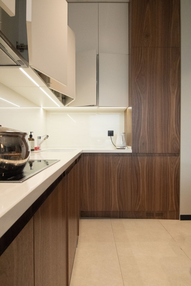 Кухня в стиле минимализм с фасадами под "темное дерево"